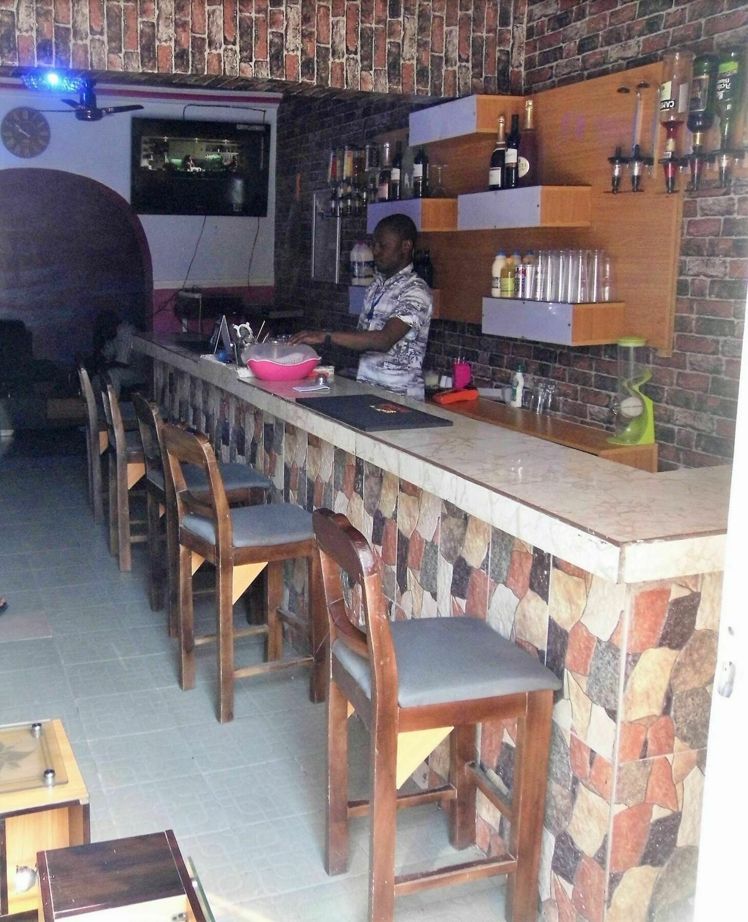 Legendary Inn & Lounge Bale Akiosi Exterior photo